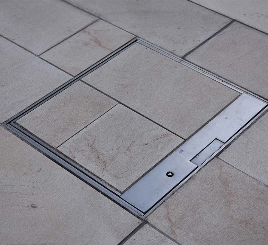 Kent Stainless Type 1 closed recessed cover matching surrounding paving — product installation detail for Saudi project specification